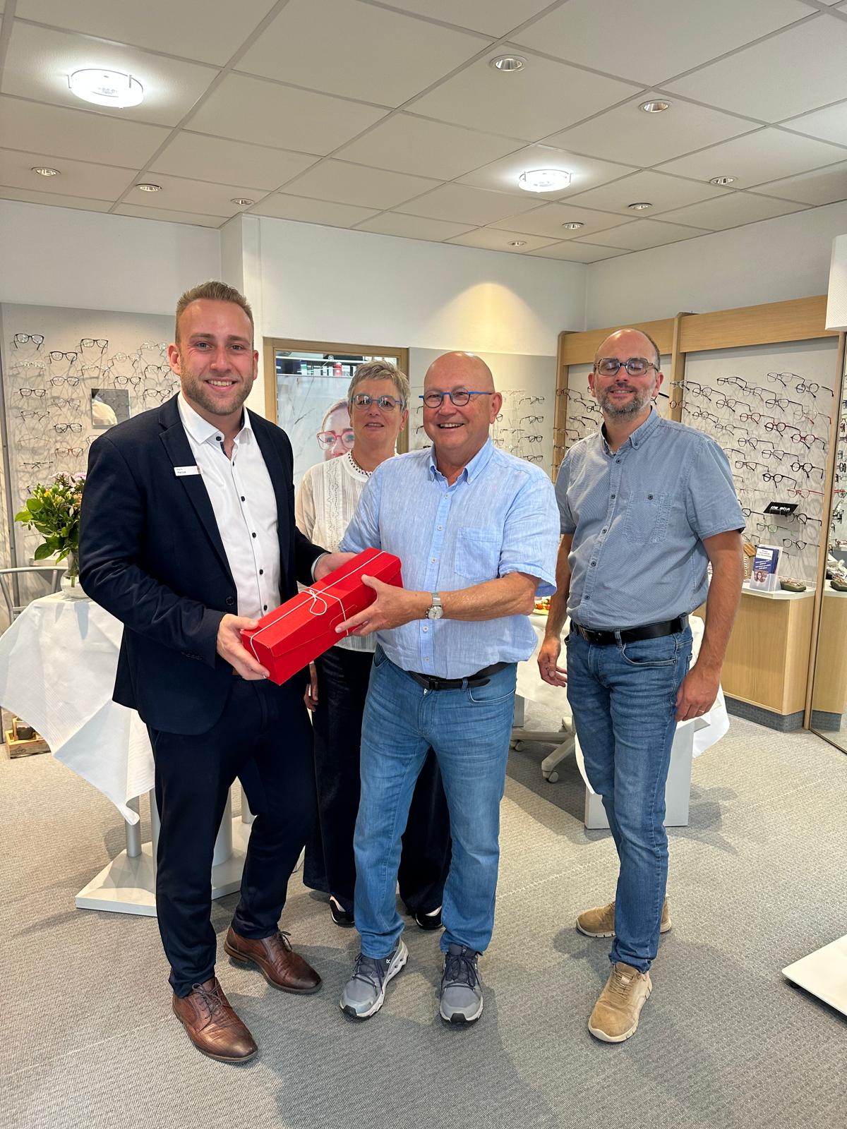 Malte Hesse, Filialleiter der LzO, übergibt ein Geschenk an Familie Hess zum 40. Firmen – Jubiläum.